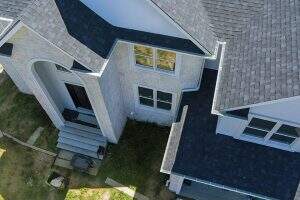 Imagens e galeria de fotos_0005_aerial-view-asphalt-shingles-construction-site-roofing-house-with-new-window-min